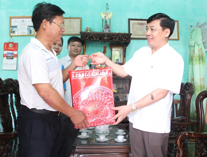 Phó Chủ tịch UBND tỉnh Dương Văn Thái thăm, tặng quà các gia đình chính sách tại huyện Yên Thế