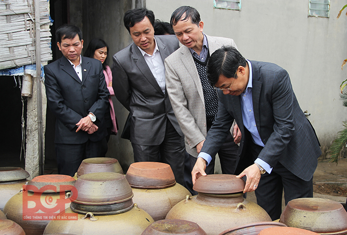 Phó Chủ tịch UBND tỉnh Dương Văn Thái thăm mô hình tiểu thủ công nghiệp tại huyện Yên Dũng