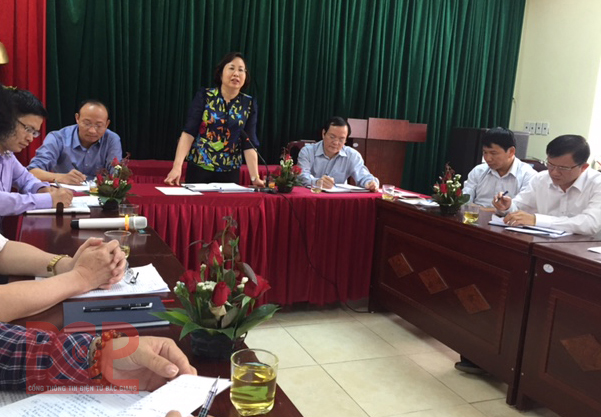 Phó Chủ tịch UBND tỉnh Nguyễn Thị Thu Hà kiểm tra công tác nghiệm thu công trình Trường THPT Yên Dũng số 1 