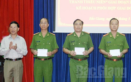 Bắc Giang: Khen thưởng đột xuất 13 tập thể, cá nhân có thành tích phá án