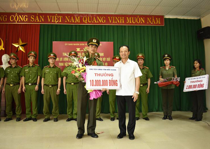 Khen thưởng Công an huyện Tân Yên về thành tích triệt phá trộm cắp xe máy 