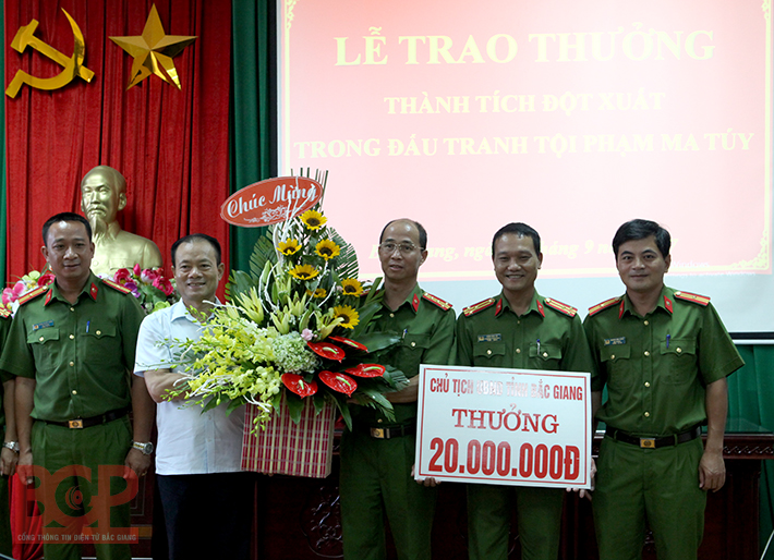 Chủ tịch UBND tỉnh Bắc Giang khen thưởng Phòng Cảnh sát giao thông