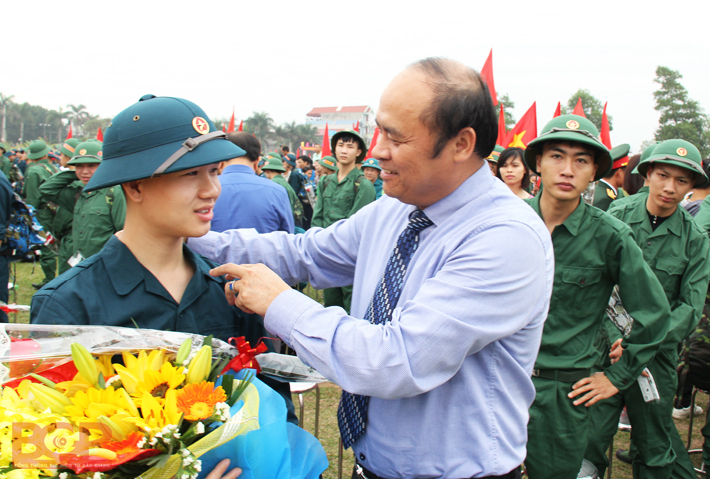 Các đồng chí lãnh đạo tỉnh Bắc Giang dự Lễ giao quân năm 2018