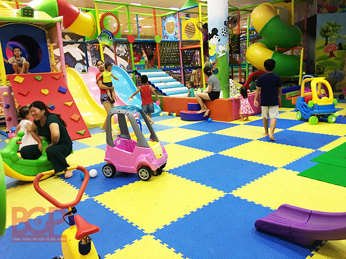 Nơi đây là khu vui chơi đầy màu sắc và hứa hẹn sẽ mang đến nhiều tiếng cười và trò chơi thú vị cho các em nhỏ. Hãy cùng xem những hình ảnh về khu vui chơi này để thưởng thức các hoạt động hấp dẫn và sự phấn khích của trẻ em.