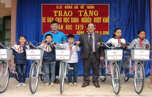 Đồng chí Bí thư Huyện ủy huyện Yên Thế trao tặng xe đạp cho học sinh nghèo vượt khó học giỏi tại...