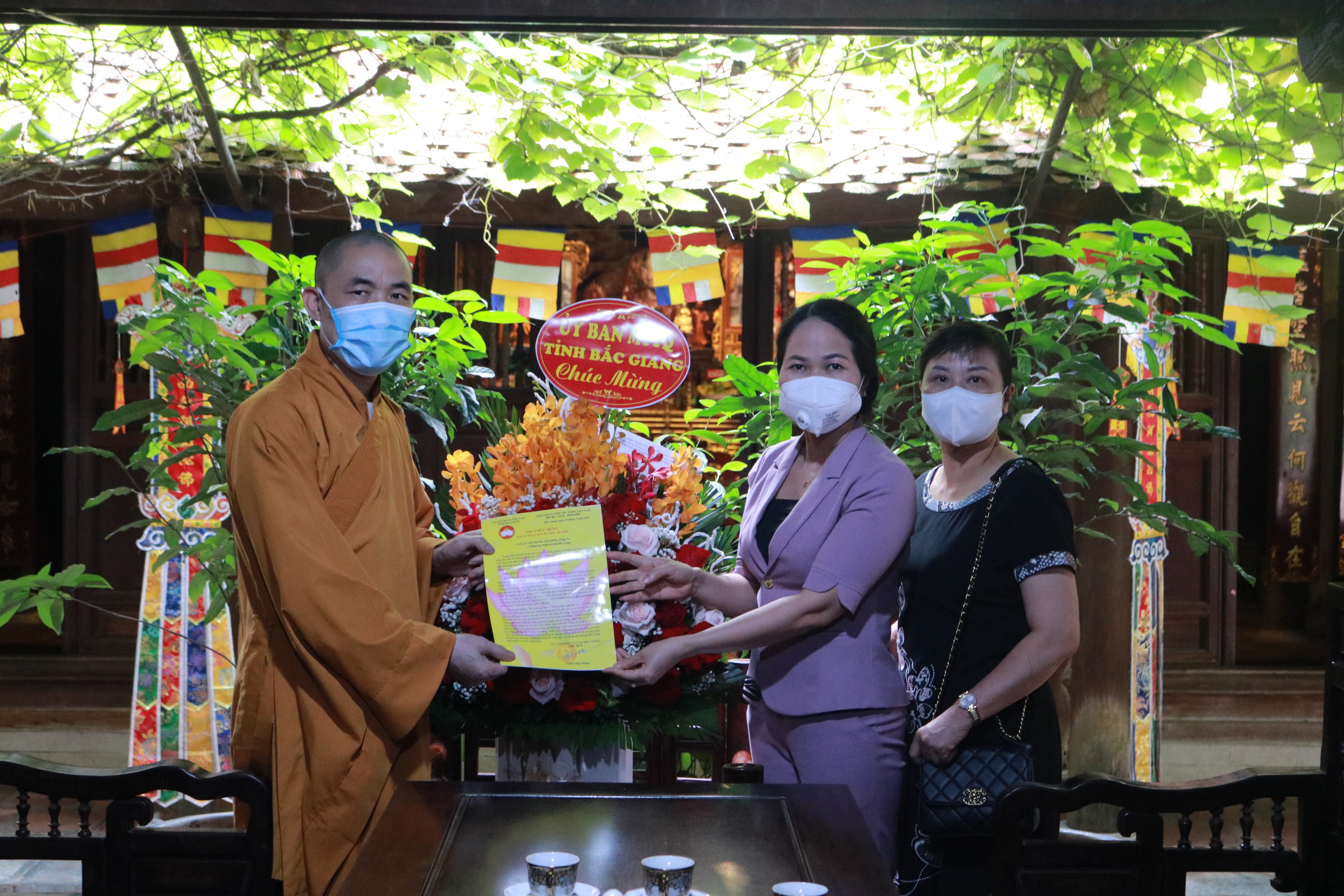 Lãnh đạo Ủy ban MTTQ tỉnh Bắc Giang chúc mừng Đại lễ Phật đản năm 2021 - Phật lịch 2565