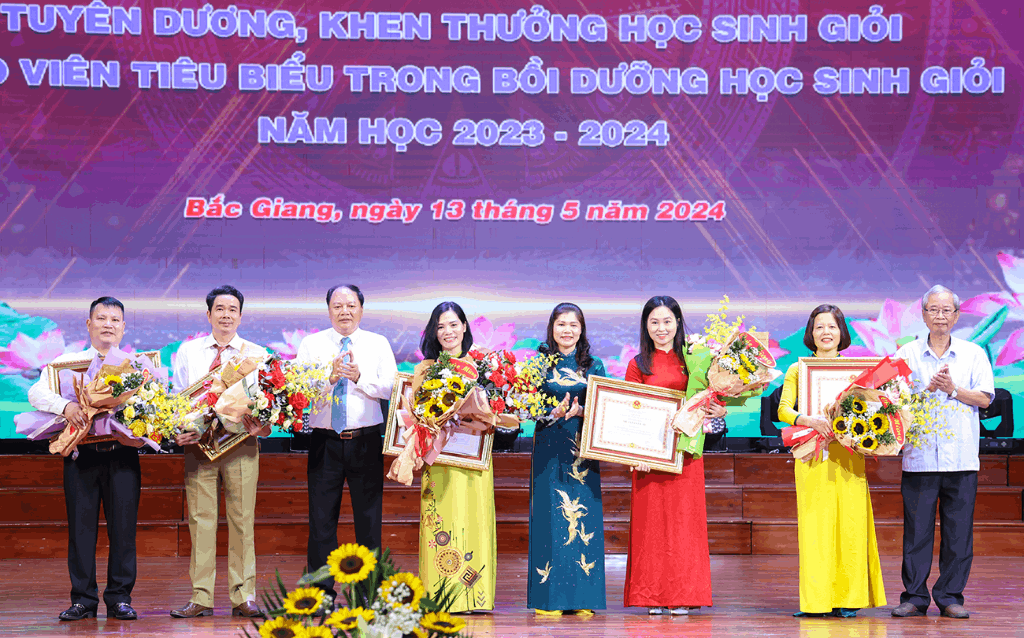 Bắc Giang: Trao danh hiệu Nhà giáo Ưu tú, tuyên dương, khen thưởng học sinh giỏi và giáo viên tiêu biểu